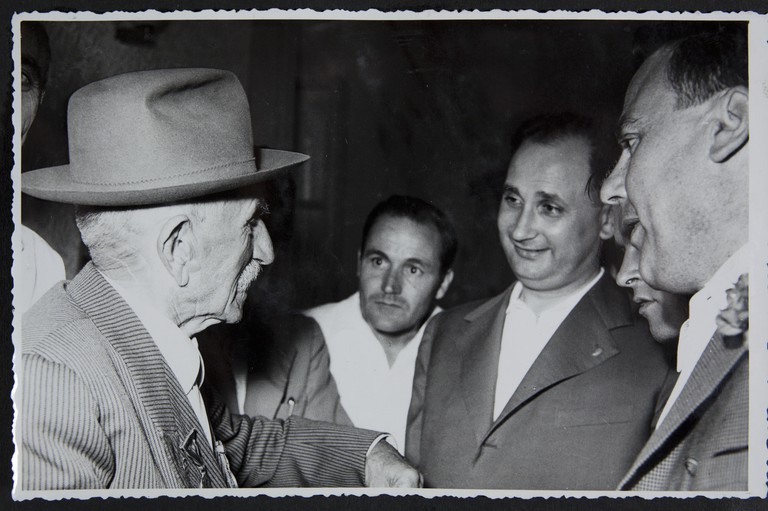 Trieste, luglio 1956, A.N.P.I. provinciale, Alcide Cervi conversa con alcuni ospiti